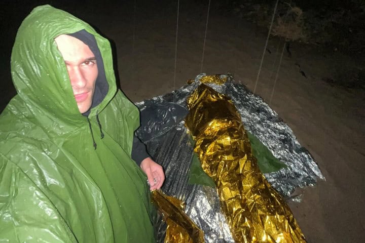 10. Gorka Lasa e Ibai durmiendo bajo la lluvia. Foto - @gorka_lasa (Instagram)