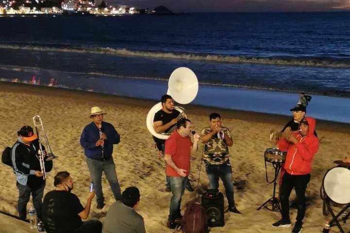 10. Banda sinaloense en playa de Mazatlan. Foto - Mazatleco (Facebook)