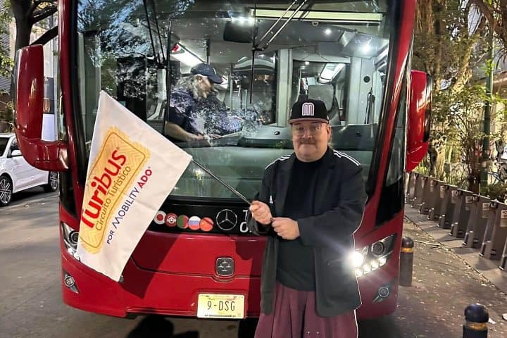 10. Marcello Lara con bandera de Turibus. Foto - TURIBUS (Facebook)