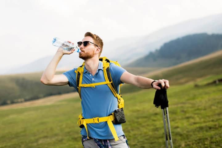 10. Hombre tomando agua. Foto - Alamy (Cuidado de sol)