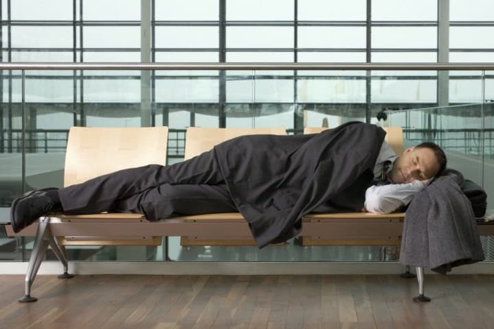 10. Hombre durmiendo en aeropuerto. Foto - Cinfasalud