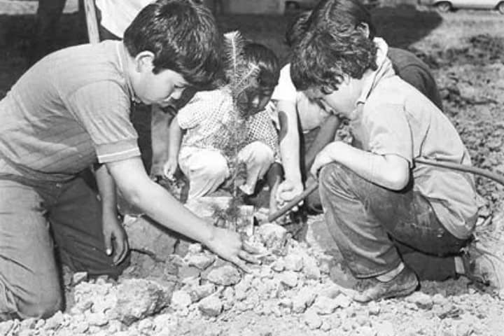 10. Jóvenes de la comunidad realizando las primeras obras en el Parque Chicano. Foto - Great Wall Institute
