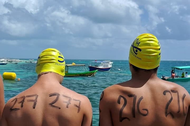 10. Deportistas con su número de nadador en la espalda. Foto - RNA Centro Acuático Rosarito (Facebook)