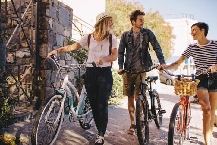 12. Amigos en un paseo por bicicleta. Foto - Alamy (Cuidado de sol)