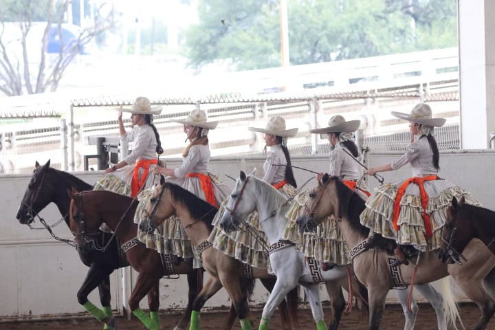 13. Escaramuzas en el Encuentro Internacional del Mariachi y la Charrería 2024. Foto - Encuentro Internacional del Mariachi y la Charrería (Facebook)