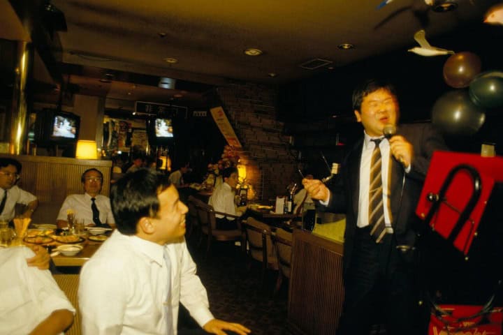 16. Amigos en Karaoke en Japón. Foto - Alamy
