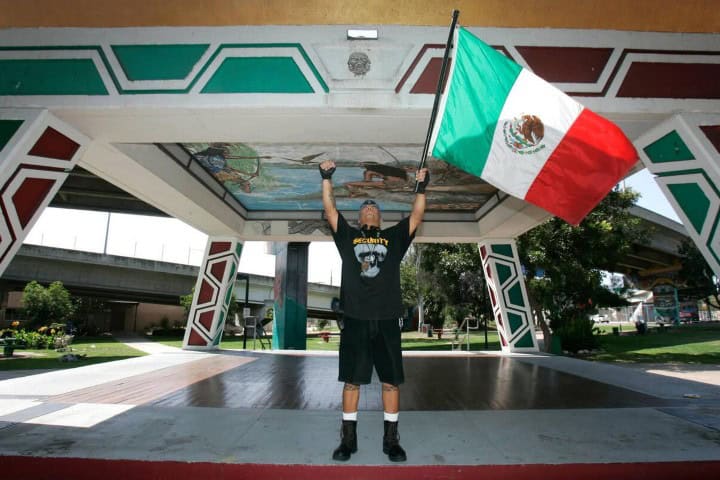 17. Visitante en Chicano Park. Foto - Alamy