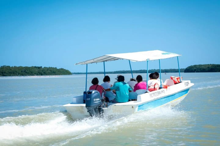 2. Pequeño barco dando un paseo en Celestún. Foto - Alamy