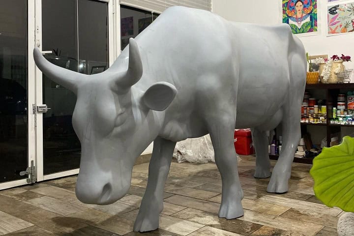 2. Vaca de CowParade antes de intervenir. Foto - @arelizaragozag (Instagram)