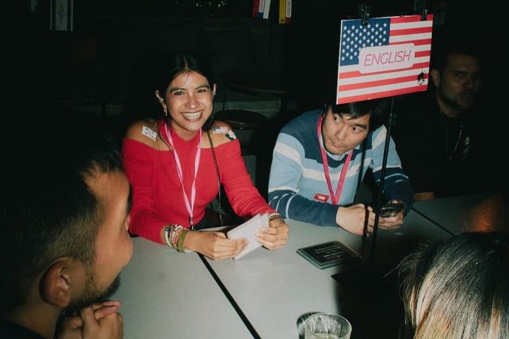 2. Visitantes en Discourse practicando inglés. Foto - Discourse MX (Facebook)