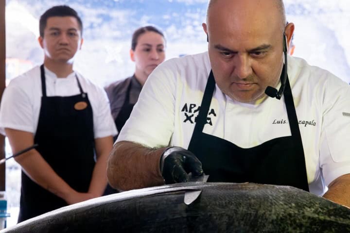 2. Chef Luis Arzapalo Loria cortando pescado en brunch de Apapaxoa. Foto - @hotelxcaretmexico (Instagram)