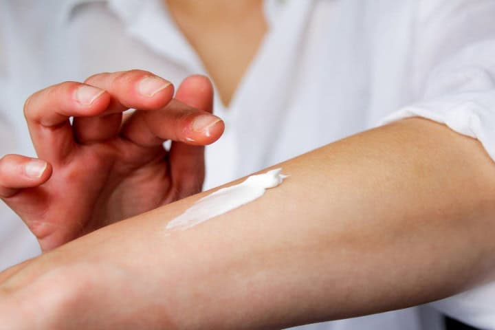 2. Mano poniéndose protector solar. Foto - Getty Images