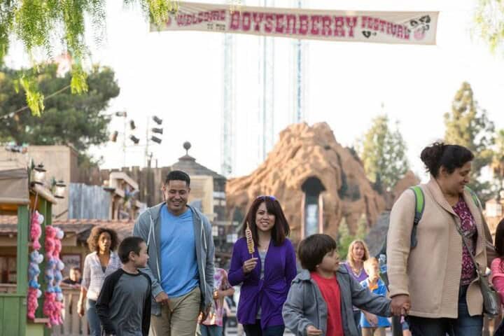 2. Turistas en Buena Park. Foto – Visit The USA