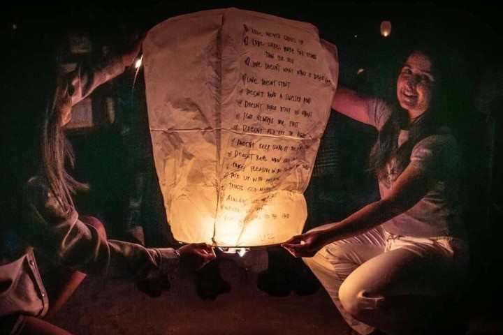 2. Lanzamiento de globo de cantoya. Foto - Mineral de Pozos Pueblo Mágico (Facebook)