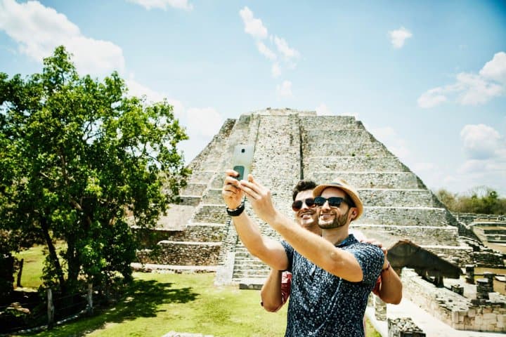 2. Viajeros en las ruinas de Mayapán, México. Foto - Getty Images