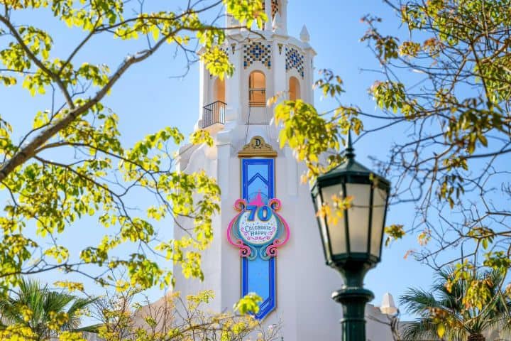 2. Decoración del 70 Aniversario de Disneyland. Foto - @allaboutthemagictravelteam (Instagram)