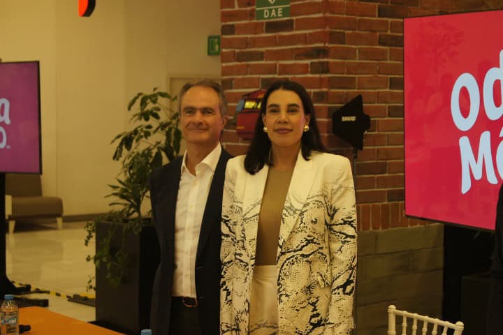 2. (De izquierda a derecha) Alejandro Nasta y Josedina Rodríguez Mora (Secretaria de Turismo del Gobierno Federal). Foto - Gus Espinosa