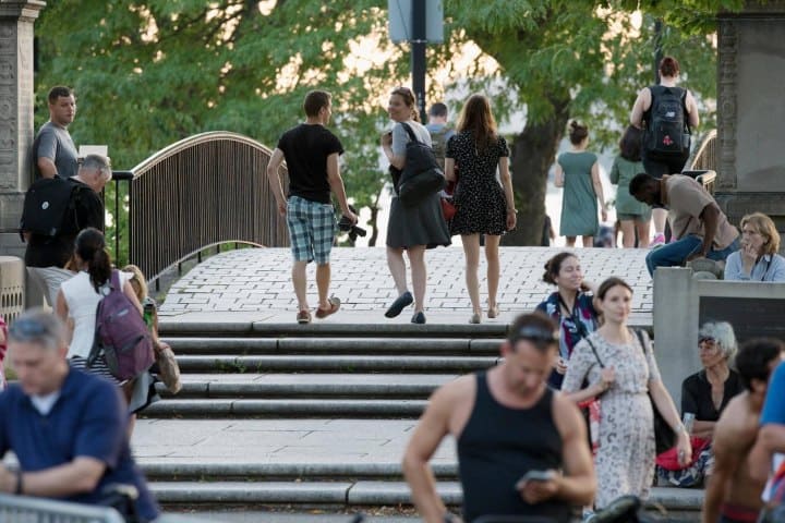 20. Personas caminando por The Esplanade de Boston. Foto - Alamy