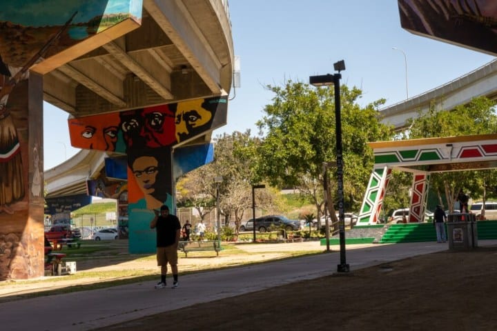 22. Visitantes en el Parque Chicano. Foto - KPBS
