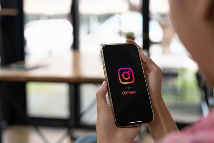 3. Mujer en Instagram. Foto - Alamy