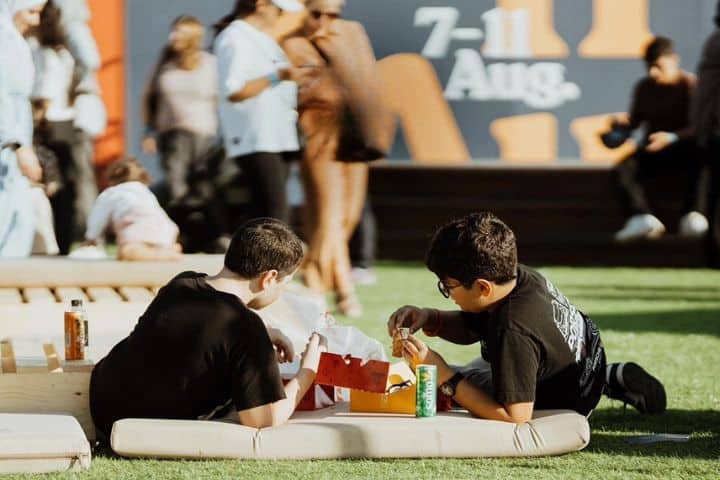 3. Visitantes comiendo en el JIFF's. Foto - @jiffestival (Instagram)