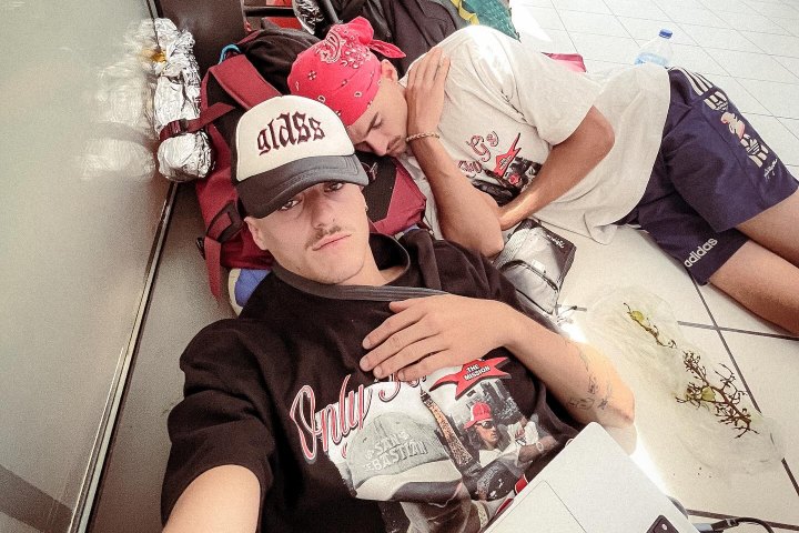 3. Gorka e Ibai durmiendo en un espacio público. Foto - @gorka_lasa (Instagram)