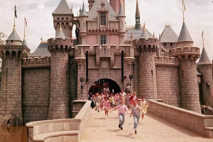 3. Niños corriendo tras la apertura de Disneyland. Foto - @centraldenoticiasdisney (Instagram)