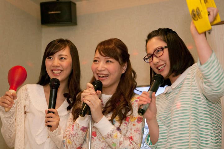 3. Amigas en karaoke. Foto - Getty Images