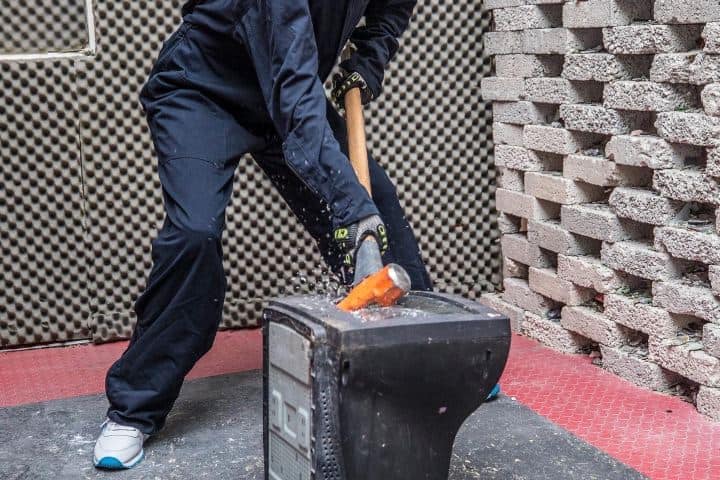 3. Mujer destruyendo televisor. Foto - @qhacer (Instagram)