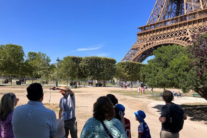 3. Grupo de turistas en la Torre Eiffel. Foto - Viator