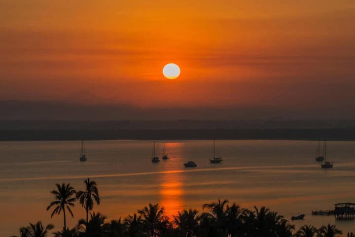 3. Amanecer en la laguna de Barra de Navidad. Foto - Alamy