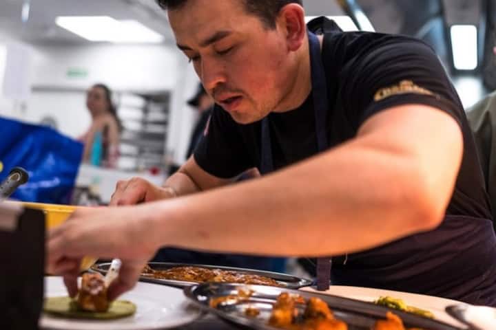 3. Chef Andrés Salas preparando el Taco Nayarit. Foto - @los_chamacos_cs (Instagram)