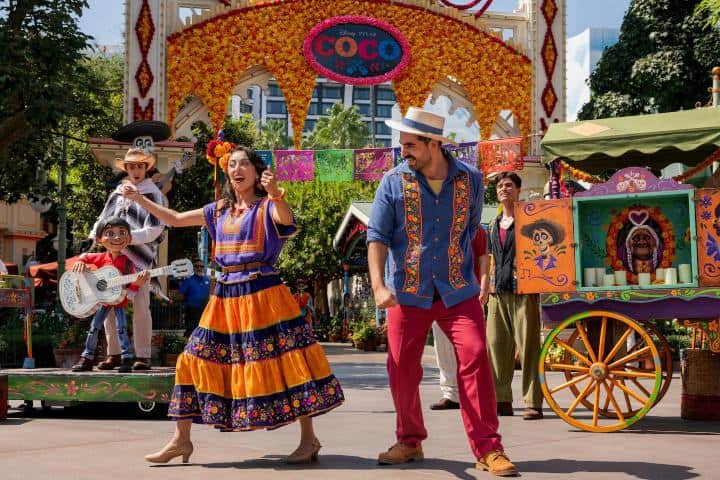 3. "The Storytellers of the Plaza de la Familia" en Paradise Gardens. Foto - Disneyland (Día de Muertos)