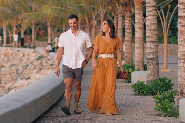 3. Pareja caminando por Zihuatanejo. Foto - @visitiz (Instagram)