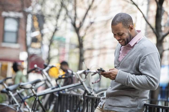 4. Persona mirando su celular. Foto - Alamy