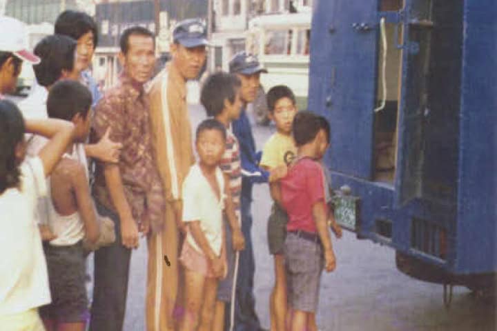 4. Personas subiéndose a vehículo de Brothers Home. Foto – Asia-Pacific Journal: Japan Focus