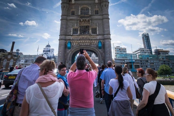 4. Grupo de turistas en Puente de la Torre. Foto - Alamy