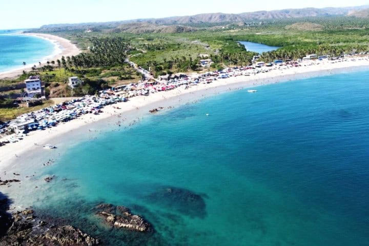 4. Playa Melaque. Foto - Tribuna de la Bahia