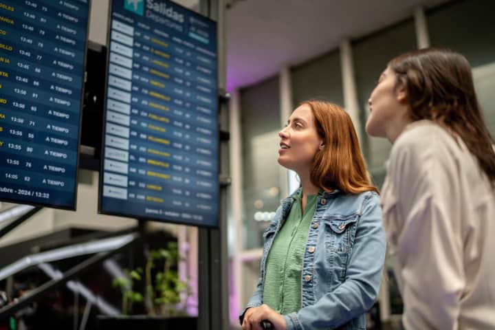 4. Viajeras en aeropuerto mexicano. Foto - Getty Images