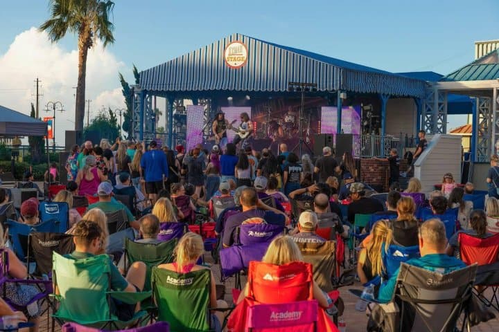 4. Música en vivo en la plaza de Kemah. Foto - Alamy