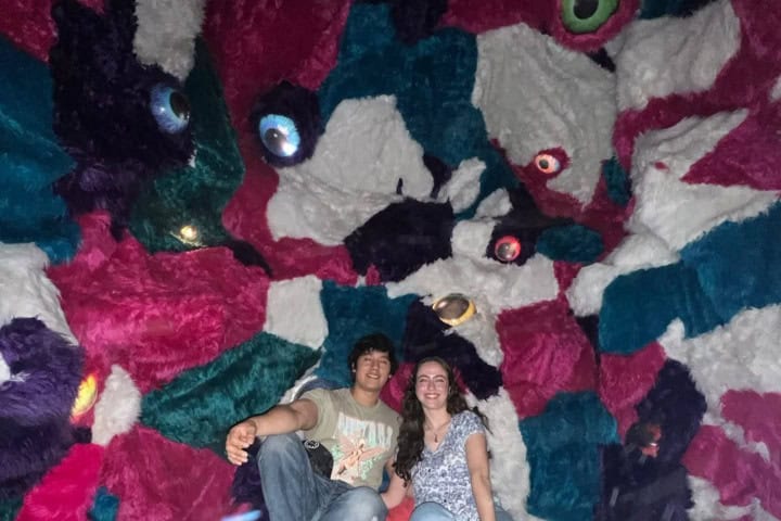 4. Pareja en la sala de peluche. Foto - @munchspotmx_ (Instagram)