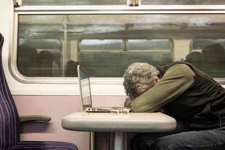 4. Persona durmiendo en tren. Foto - Alamy (Jet Lag)