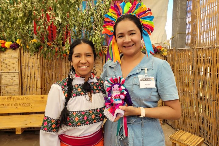 5. Tallerista con viajera en el Taller de Muñeca Lele. Foto - Rehiletes