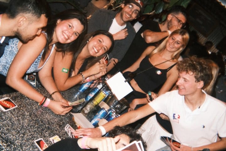 5. Asistentes de la fiesta de idiomas jugando juego de mesa. Foto - Discourse MX (Facebook)