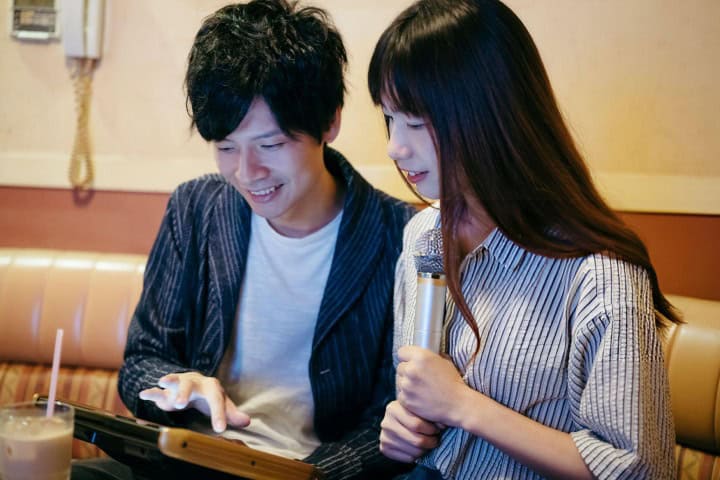 5. Pareja escogiendo canción de karaoke en tableta. Foto - Getty Images