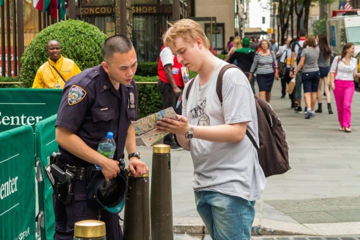 5. Turista pidiendo indicaciones en New York City. Foto - Alamy