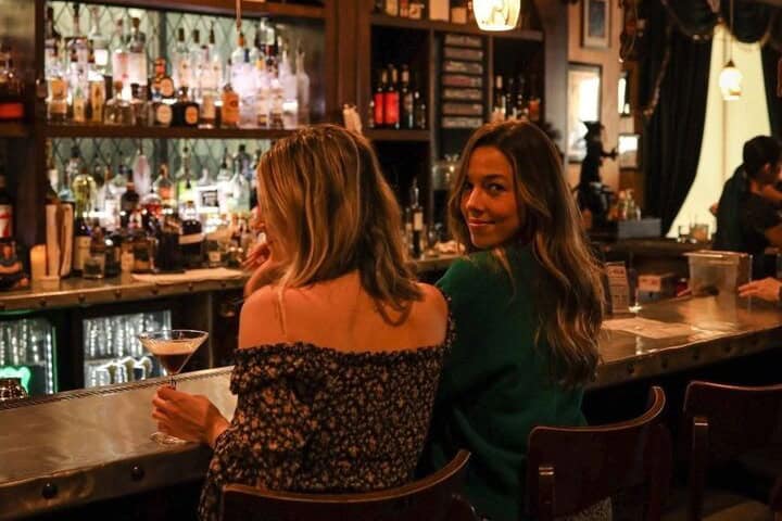 5. Clientes disfrutando de un trago en The Cauldron Spirits & Brews. Foto – Visit Buena Park