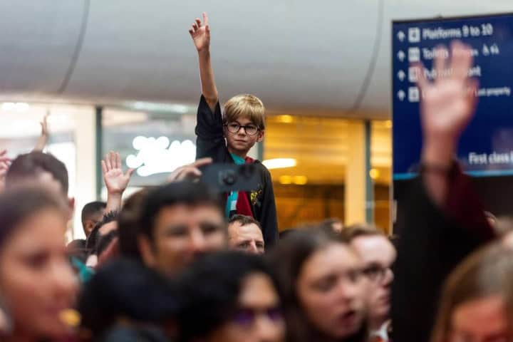 5. Fans de Harry Potter levantando la mano. Foto - Alamy