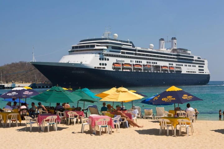 5. Crucero en la costa de Huatulco, Oaxaca. Foto - Alamy