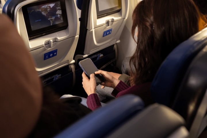 5. Mujer mirando app de United. Foto - United Airlines